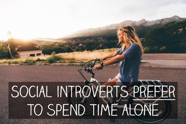 Introvert sosial benar-benar lebih suka bergaul sendiri atau dalam kelompok yang lebih kecil.