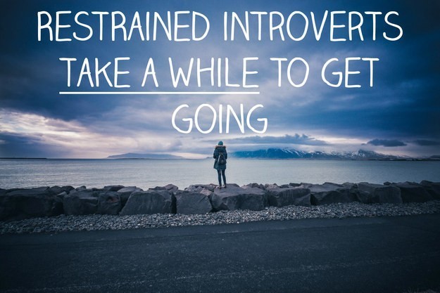 Introvert yang terkendali membutuhkan sedikit waktu untuk memulai.
