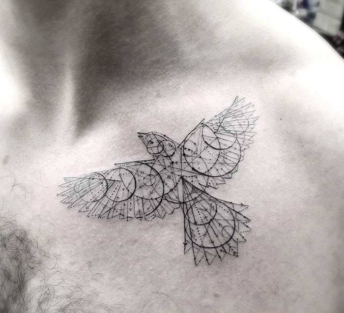 Tato burung di dada yang terbentuk dari garis-garis abstrak