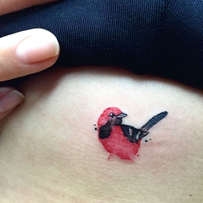 Tato burung Angry Bird di perut
