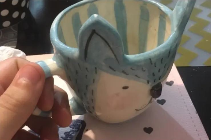 1. Pertama-tama, penempatan telinga pada mug rubah kecil ini bisa lebih dipikirkan lagi