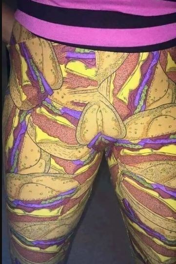 10. Jangan pada gagal fokus yah, ini cuma motif desain celana legging aja kok.