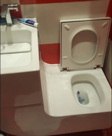 8. Apa yang pertama kali kamu pikirkan ? Kloset ? Bukan ini tempat sikat gigi