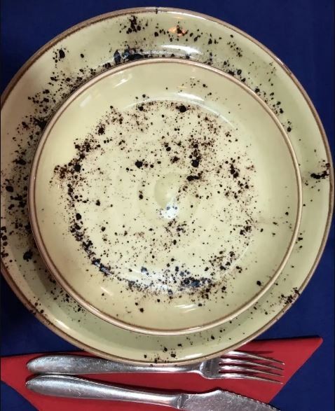 9. Kamu pikir piring ini kotor ? Bukan kok, ini memang motifnya begitu