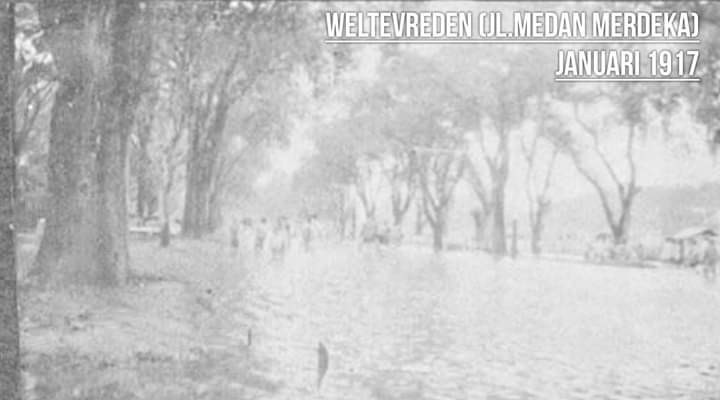 Het Koningsplein te Weltevreden is geheel overstroomd in Januari 1917 - Koningsplein (Rumah Dinas Belanda) di Weltevreden (Medan Merdeka) benar-benar banjir pada Januari 1917 -