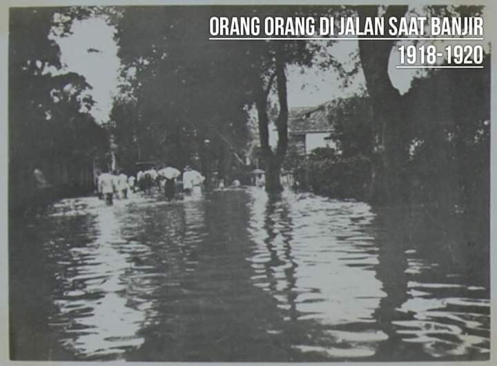 Mensen op straat tijdens een overstroming - Orang-orang di jalan saat banjir - 1918-1920