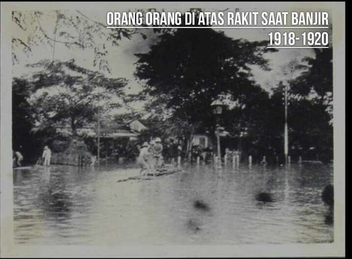 Orang-orang diatas rakit saat banjir 1918-1920