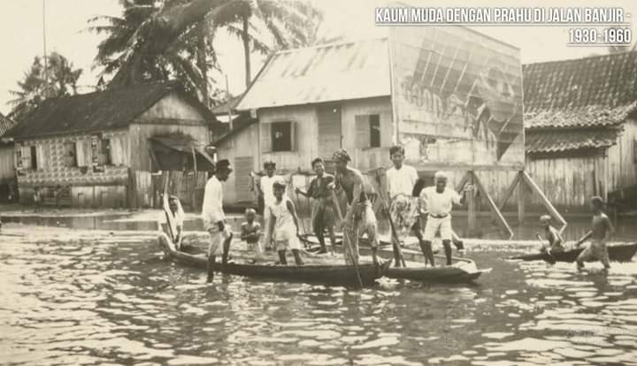Kaum Muda dengan perahu di jalan saat banjir 1930-1960