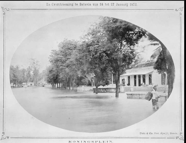 Rumah Koningsplein di Batavia terendam banjir. Banjir terjadi dari 24 hingga 27 Januari 1872.