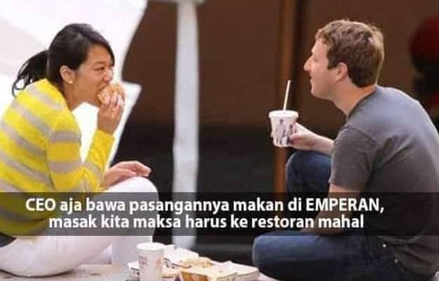 Ketika nongkrong atau makan di suatu tempat, orang sok tajir akan mikirin banget seberapa prestigenya tempat itu. Kalau orang kaya beneran justru gak peduli tuh.