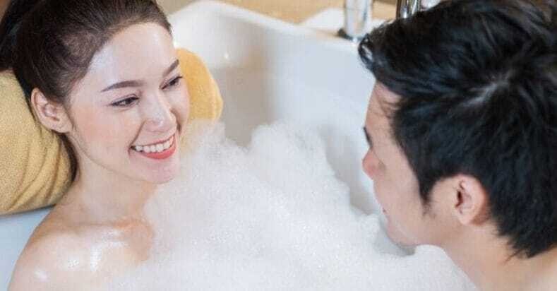 Apakah ditu? Ia adalah mandi dengan pasangan.