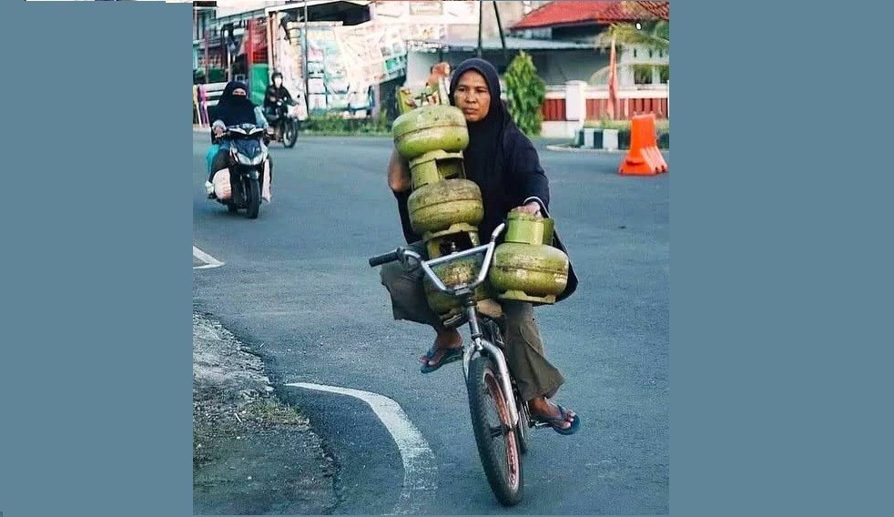 Foto Viral, Ibu-Ibu Bawa 4 Tabung Gas Sekaligus Sambil Kayuh Sepeda Cuma Pakai Satu Tangan